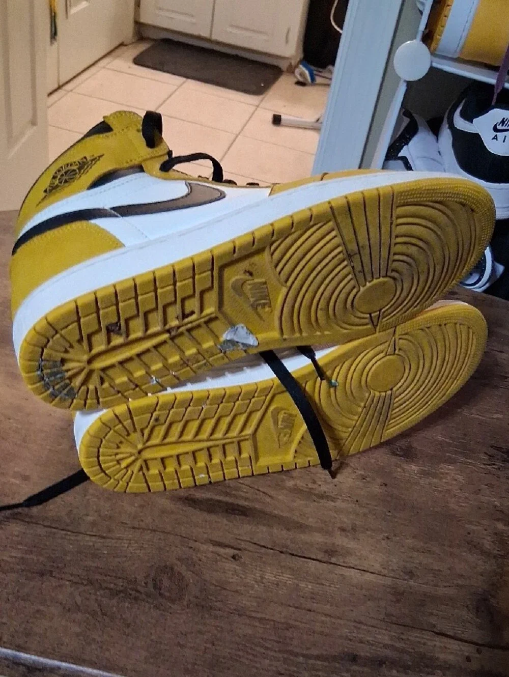 Jordan 1 Mid - White/Yellow/Black